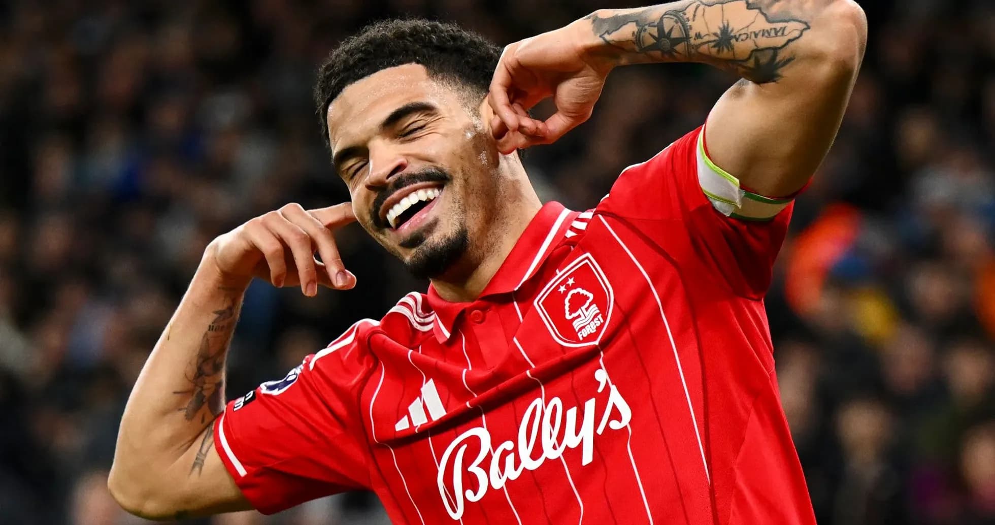 Jugador celebrando un gol con gestos de alegría