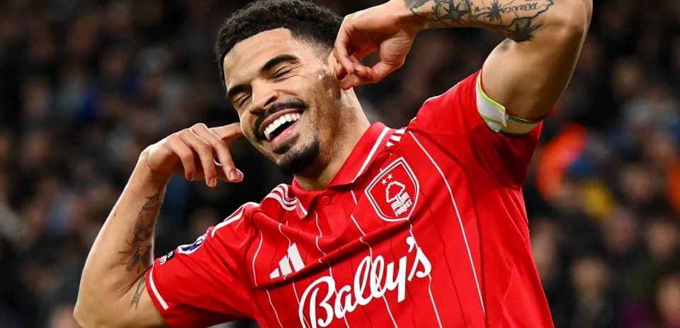 Jugador celebrando un gol con gestos de alegría
