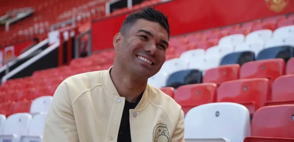 Jugador sentado en las gradas de Old Trafford