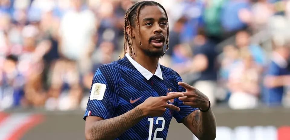 Jugador de Francia señalando durante un partido