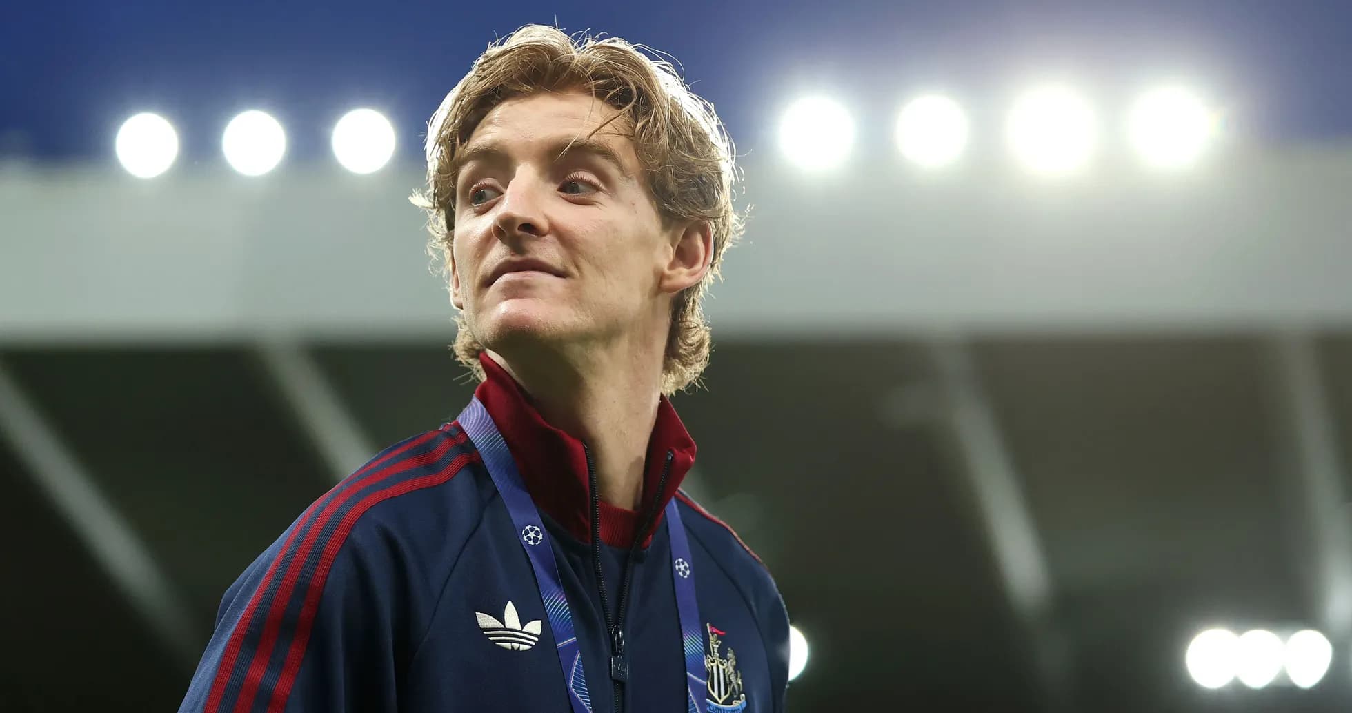 Jugador de Newcastle con chaqueta de entrenamiento en el estadio
