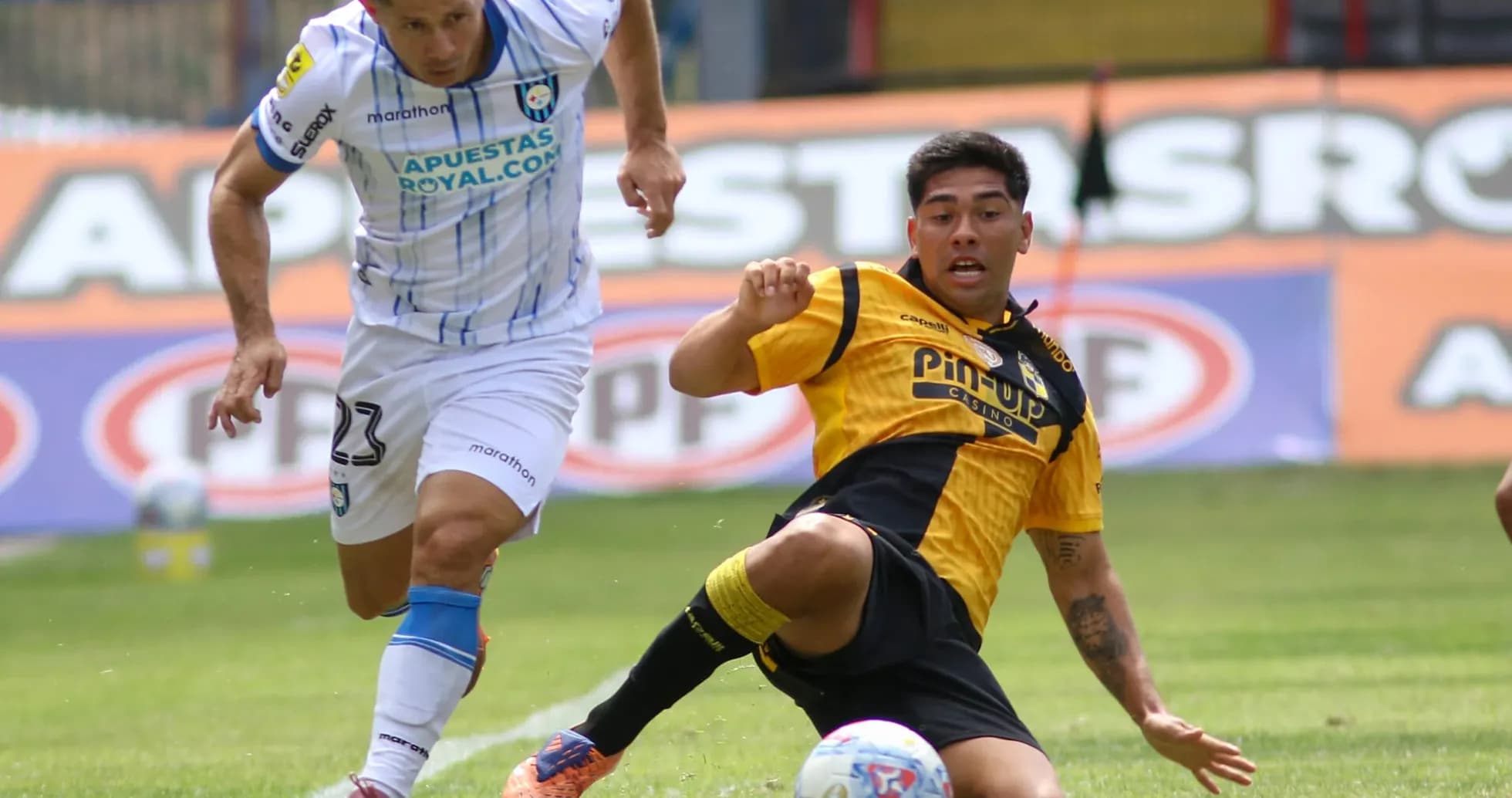 Jugador de Coquimbo Unido enfrentando a Huachipato
