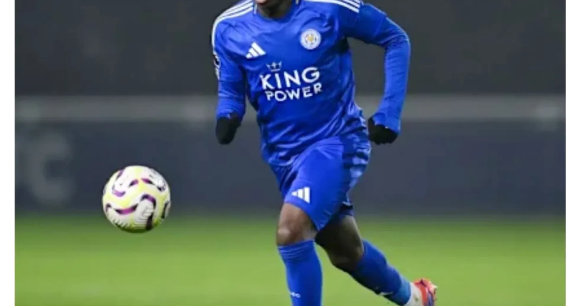 Jugador de Leicester City corriendo tras el balón