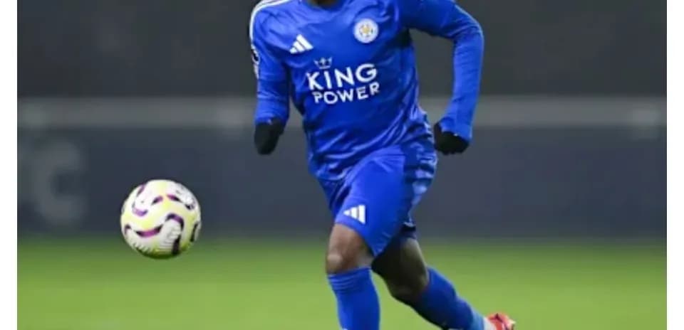 Jugador de Leicester City corriendo tras el balón