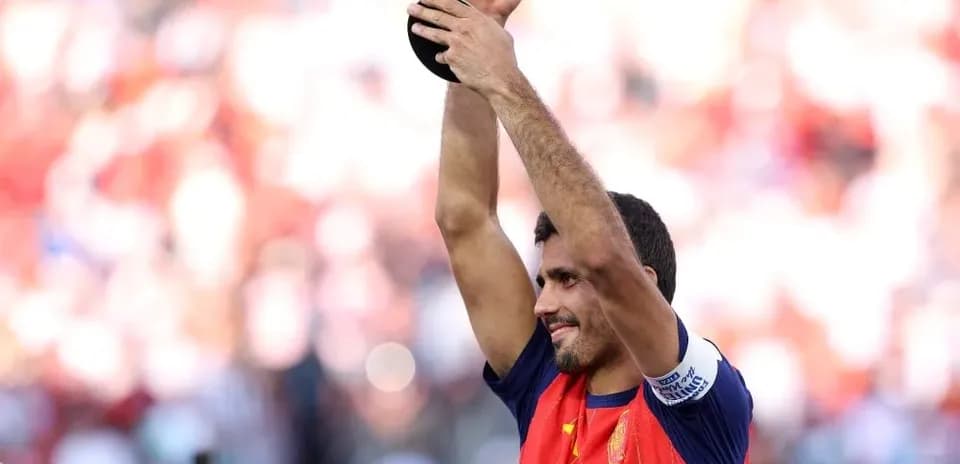 Jugador levantando el trofeo en celebración