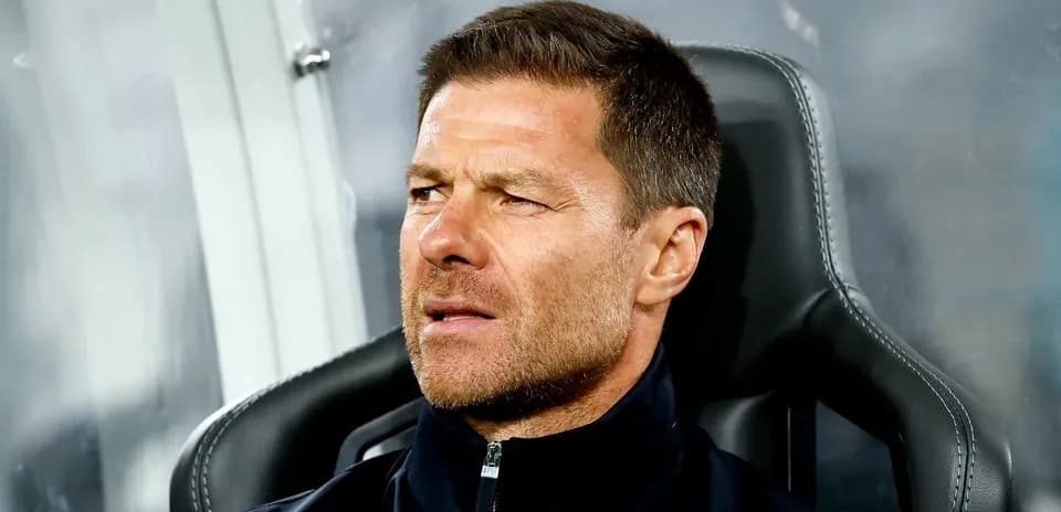 Entrenador en el banquillo durante el partido