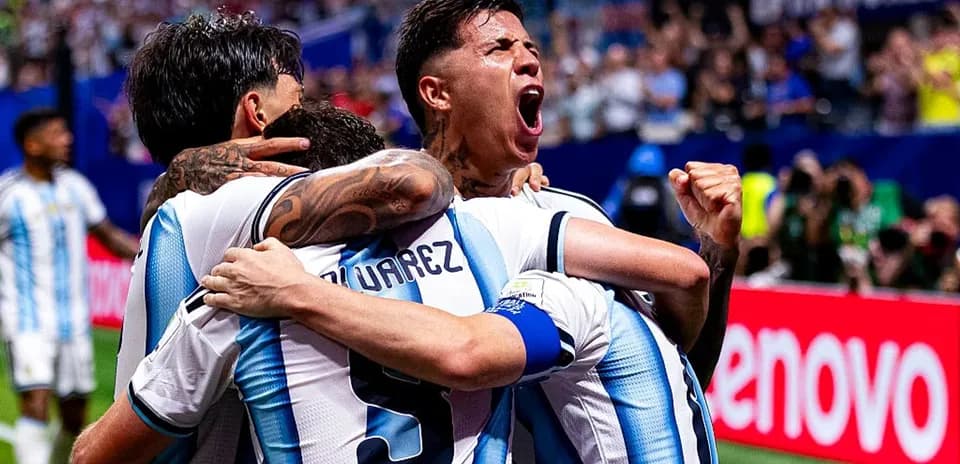 Jugadores de Argentina celebrando un gol en grupo