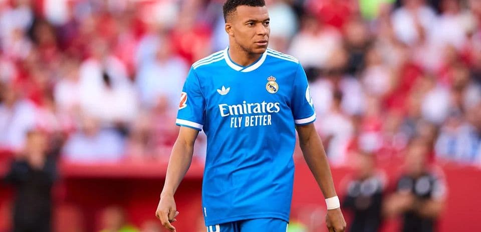 Jugador de Real Madrid en camiseta azul durante partido