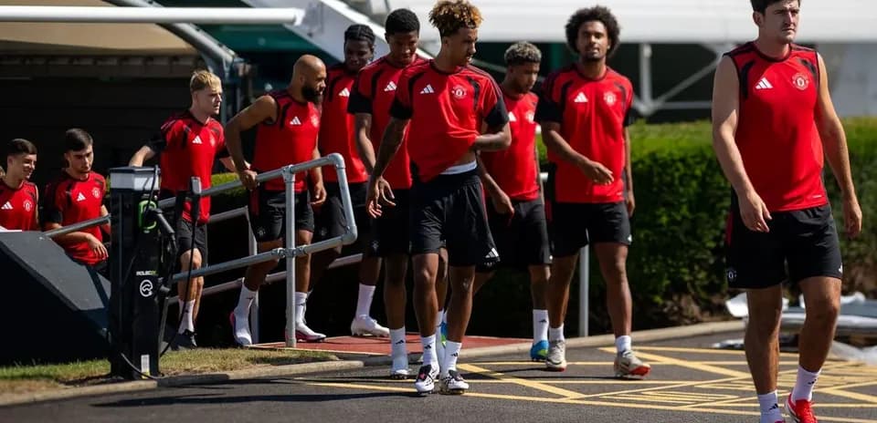Jugadores de Manchester United llegando al entrenamiento