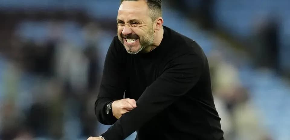 Entrenador celebrando una victoria en el campo