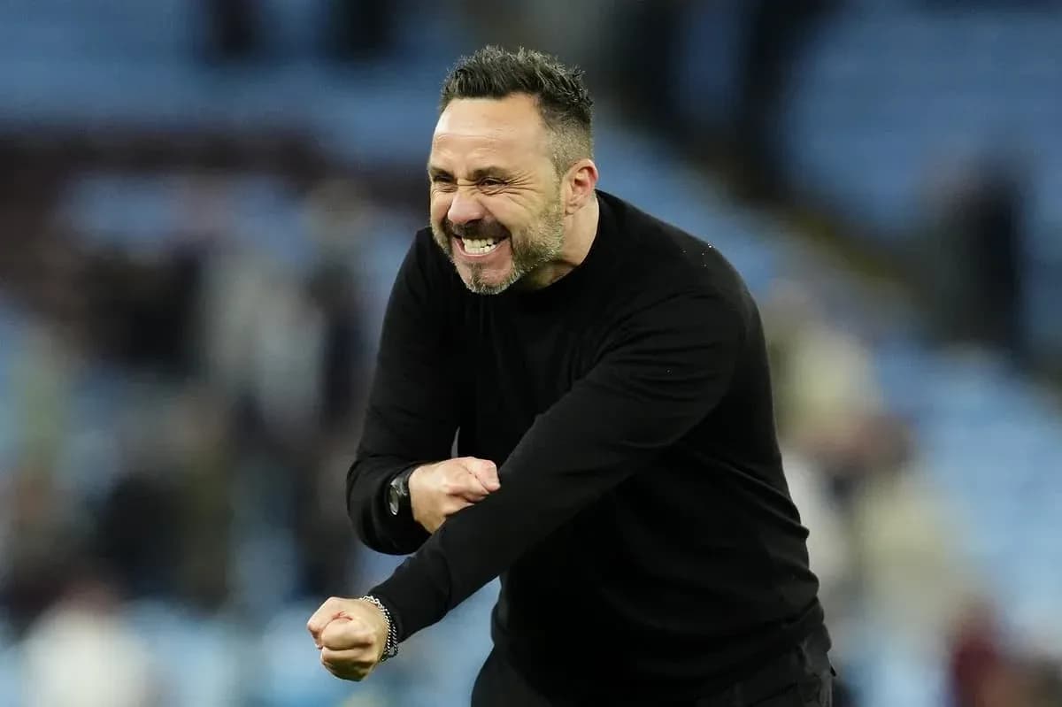 Entrenador celebrando una victoria en el campo
