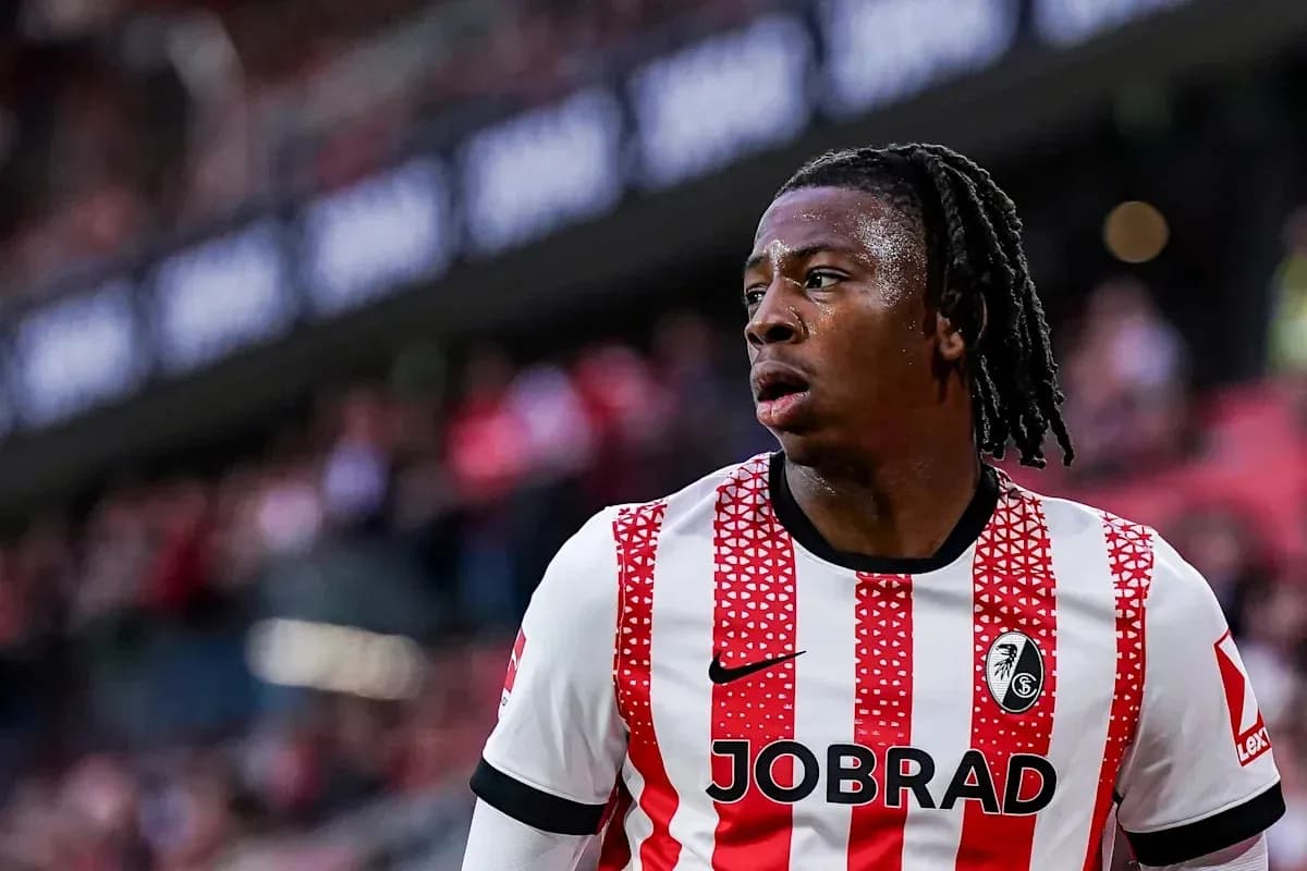 Jugador de fútbol en uniforme de SC Freiburg