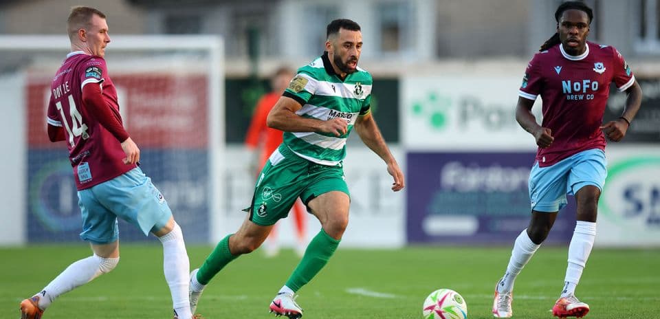 Jugador de Shamrock Rovers corriendo con el balón