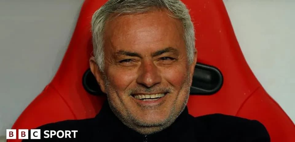 Entrenador sentado en el banquillo sonriendo