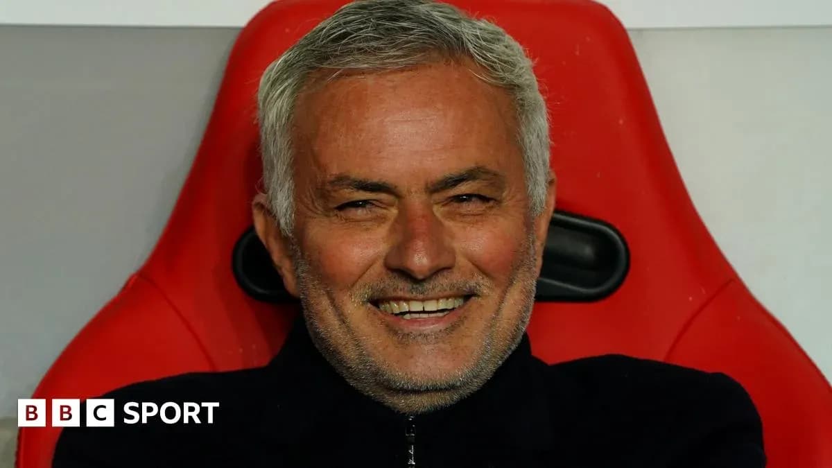 Entrenador sentado en el banquillo sonriendo
