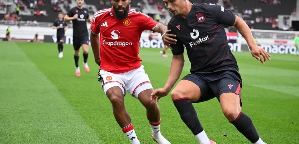 Jugadores de Manchester United y equipo rival luchando por el balón