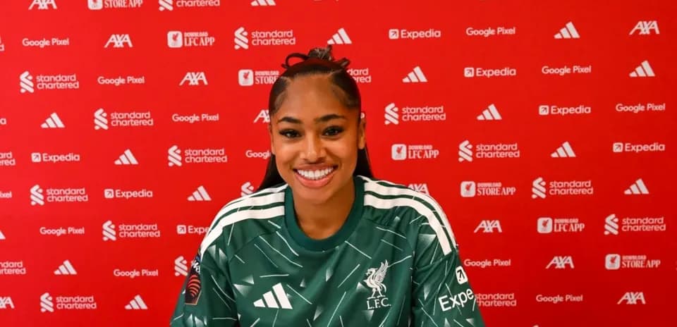 Jugadora de Liverpool en rueda de prensa sonriente