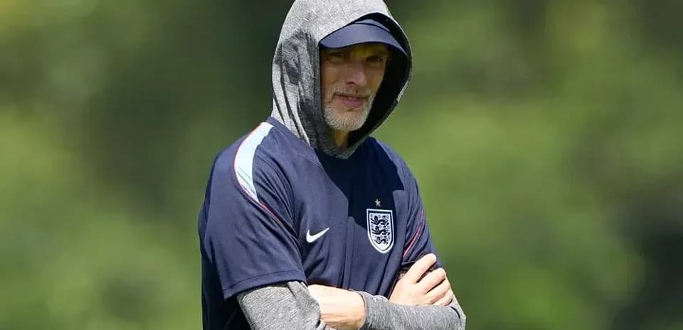 Entrenador de Inglaterra con capucha en entrenamiento