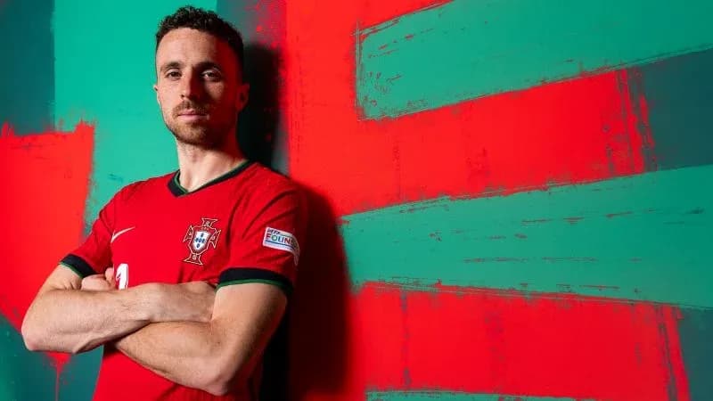 Jugador de Portugal posando contra fondo colorido