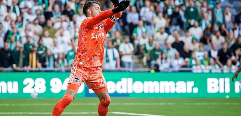 Portero lanzando el balón en partido