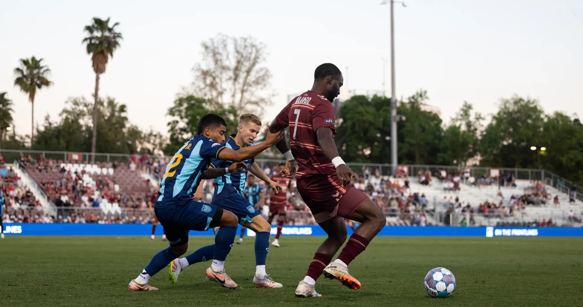 Jugador de Sacramento Republic driblando a oponentes