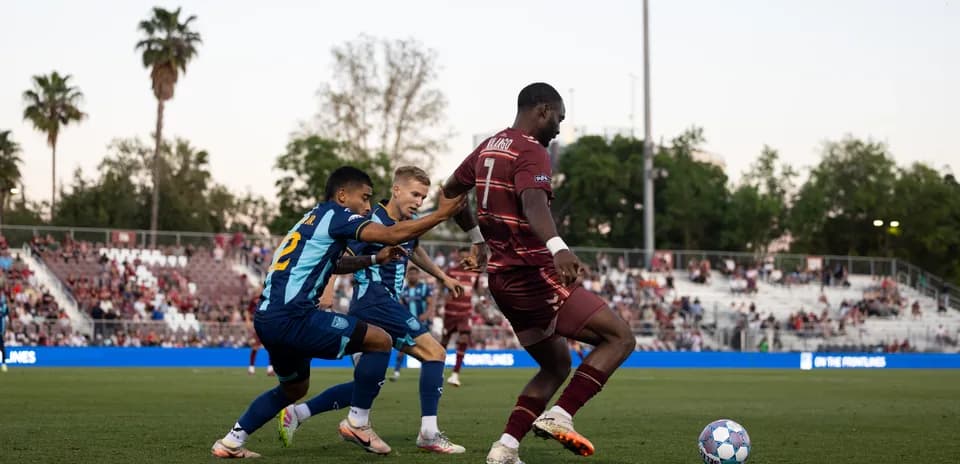 Jugador de Sacramento Republic driblando a oponentes