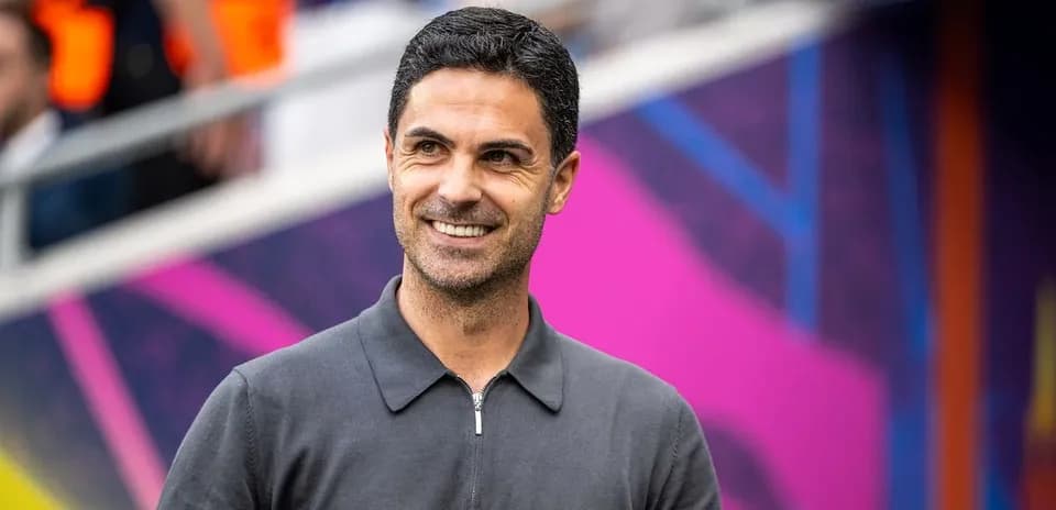 Entrenador sonriente en el estadio antes del partido