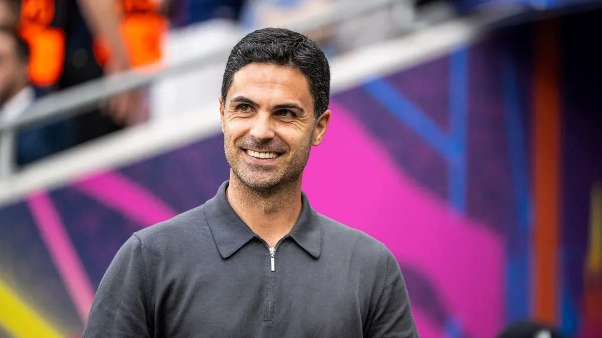 Entrenador sonriente en el estadio antes del partido