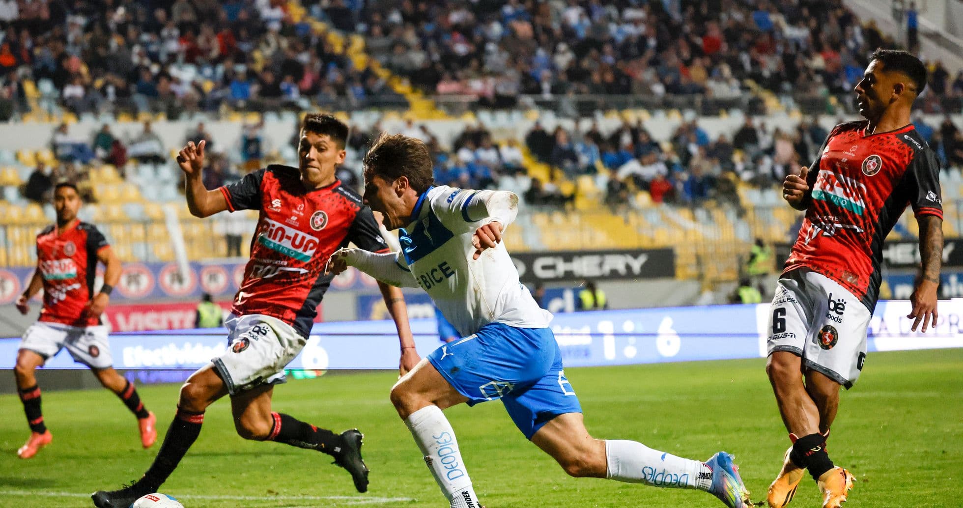 Jugadores de Deportes Limache y U. Católica en acción
