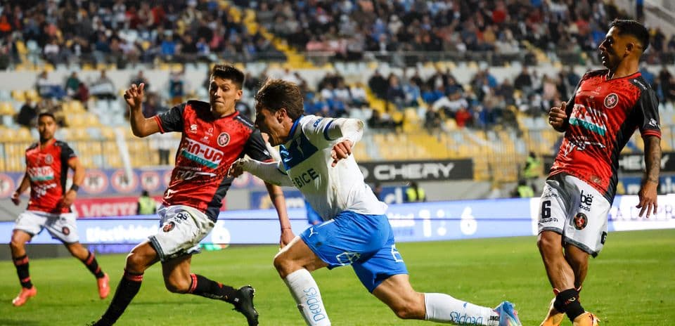 Jugadores de Deportes Limache y U. Católica en acción