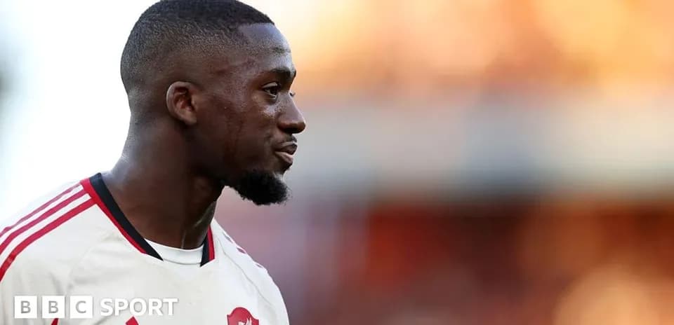 Jugador de Liverpool mirando hacia un lado durante el partido
