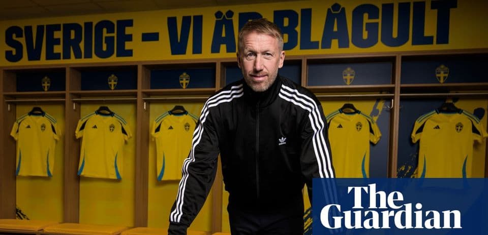 Entrenador posando en vestuario con camisetas amarillas