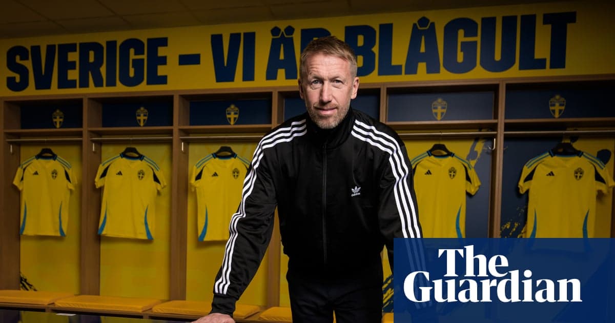 Entrenador posando en vestuario con camisetas amarillas