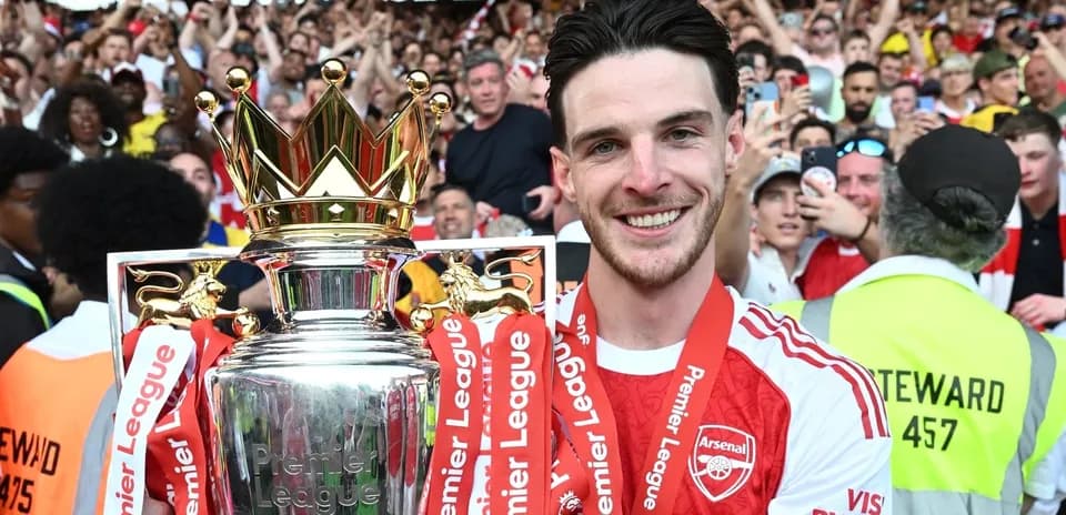 Jugador de Arsenal sosteniendo trofeo de Premier League