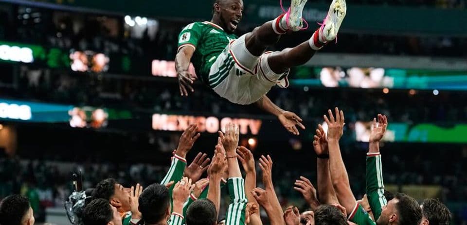 México rompe su sequía en rondas eliminatorias y vence a Ecuador para avanzar a octavos