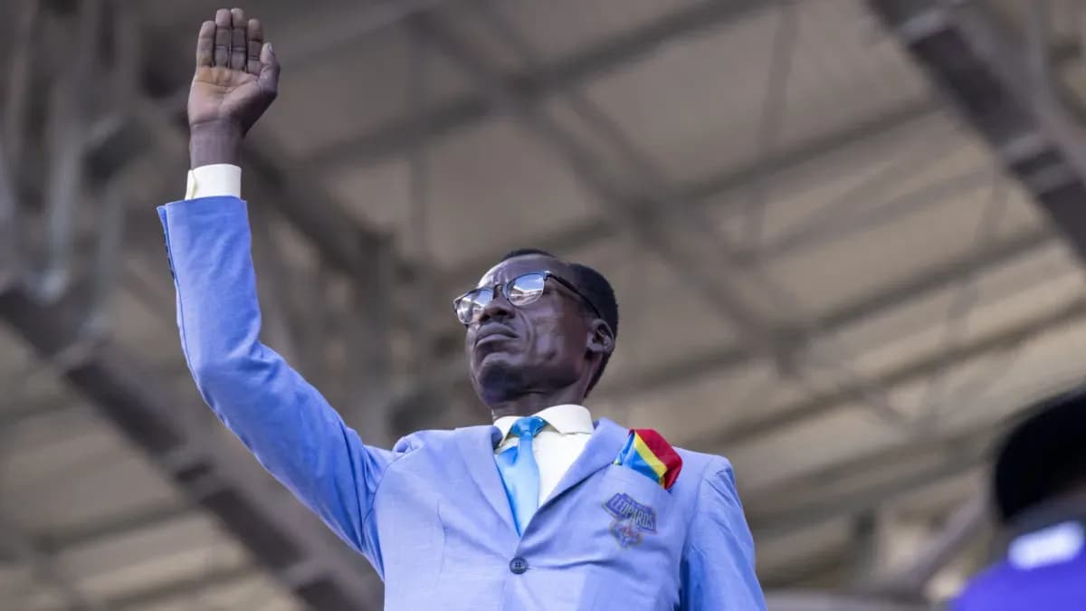 Conoce a Lumumba Vea, el icónico fanático de la RD Congo que siempre está de pie en los partidos del Mundial