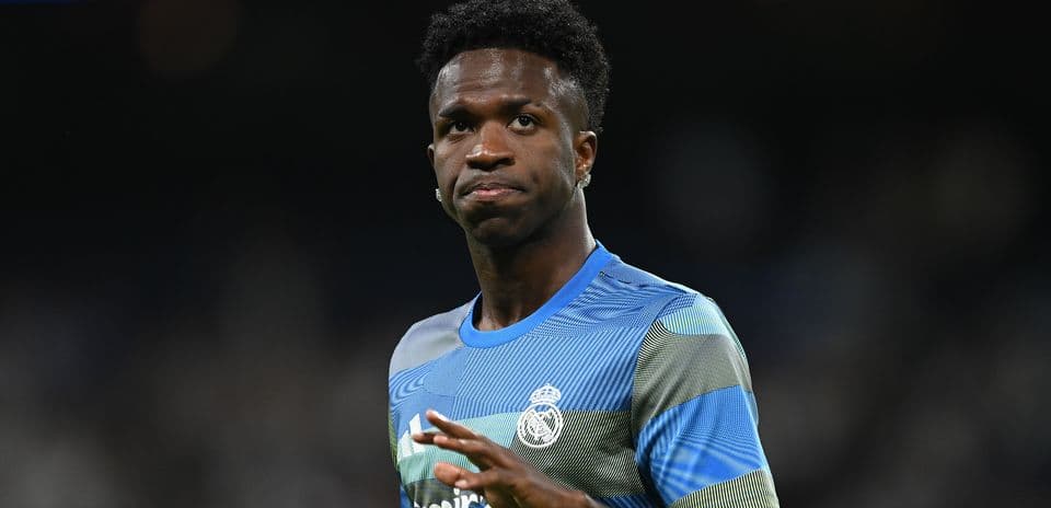 Vinicius regresa a Madrid para exámenes médicos en medio de incertidumbre sobre su futuro