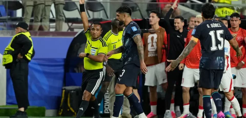 ¿Por qué taparse la boca es tarjeta roja en el Mundial? La polémica que cambió las reglas de la FIFA en 2026