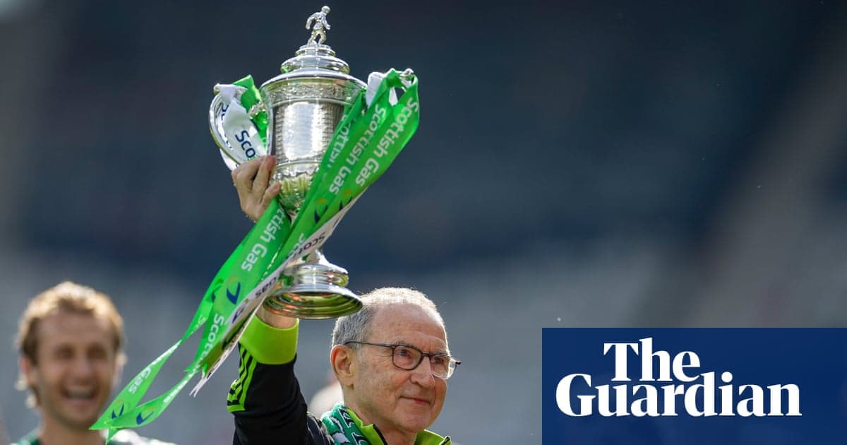 Entrenador levantando trofeo con cintas verdes Entrenador levantando trofeo con cintas verdes