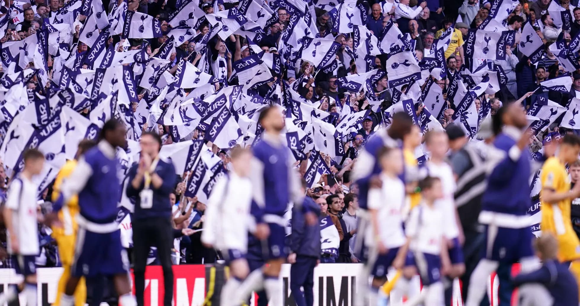 Aficionados de Spurs agitando banderas en el estadio Aficionados de Spurs agitando banderas en el estadio