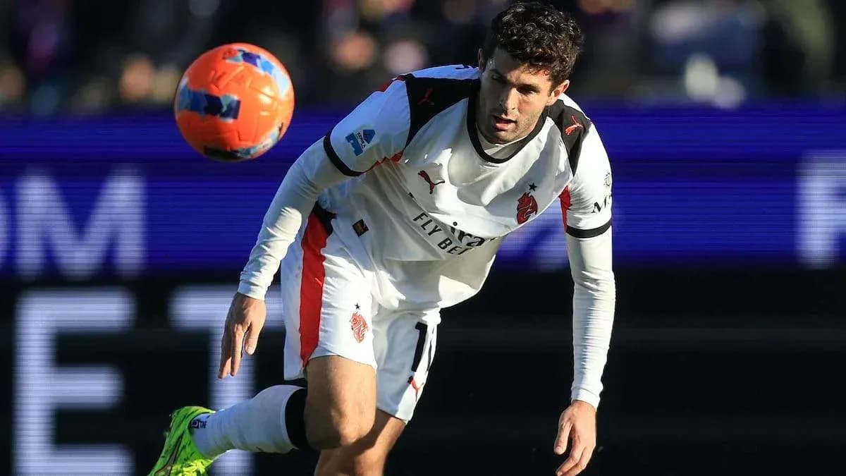 Jugador controlando el balón en el campo de fútbol Jugador controlando el balón en el campo de fútbol