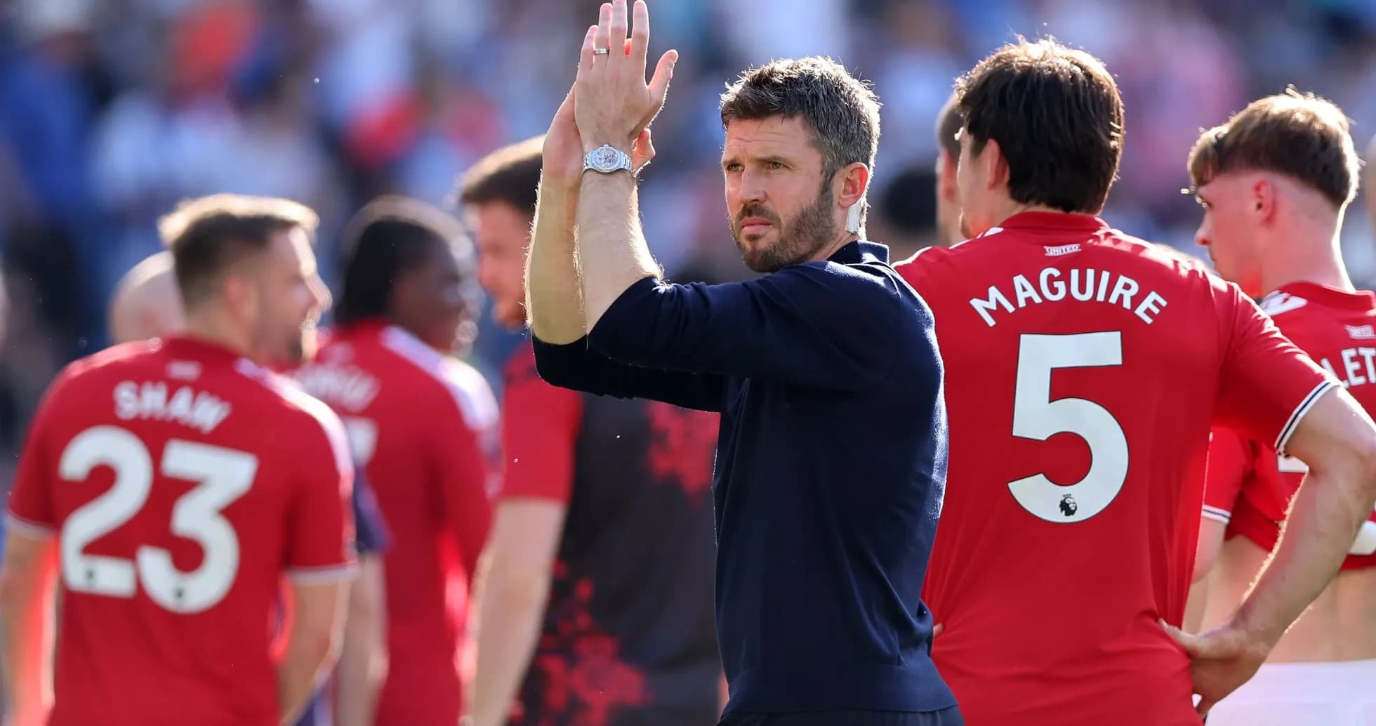 Entrenador aplaudiendo junto a jugadores de Manchester United Entrenador aplaudiendo junto a jugadores de Manchester United