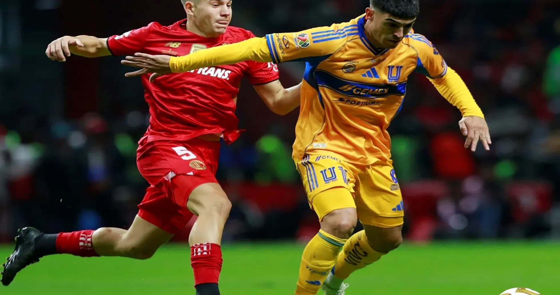 Jugador de Toluca persiguiendo a jugador de Tigres Jugador de Toluca persiguiendo a jugador de Tigres
