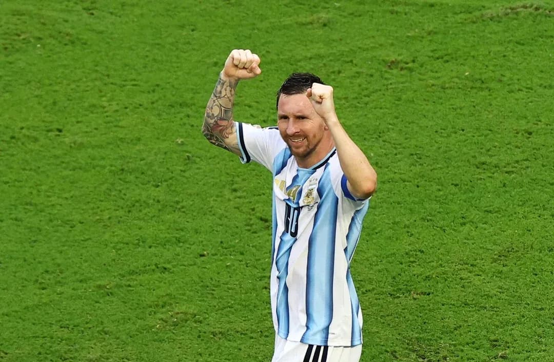 Jugador levantando los brazos en celebración en campo Jugador levantando los brazos en celebración en campo