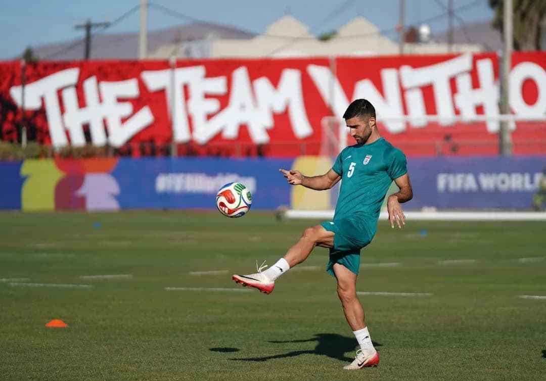 Jugador de Irán entrenando con balón Jugador de Irán entrenando con balón