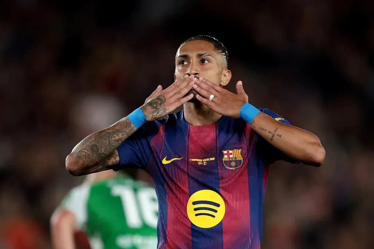 Jugador de Barcelona besando sus manos tras anotar Jugador de Barcelona besando sus manos tras anotar