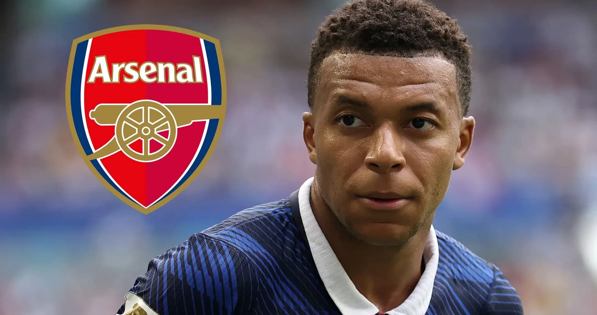 Jugador de fútbol con escudo de Arsenal en fondo Jugador de fútbol con escudo de Arsenal en fondo