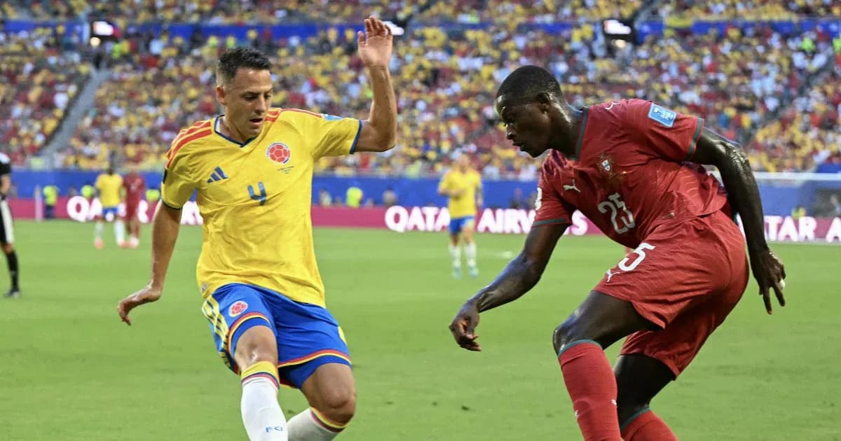 Jugador de Colombia desafiando a rival de Suiza Jugador de Colombia desafiando a rival de Suiza