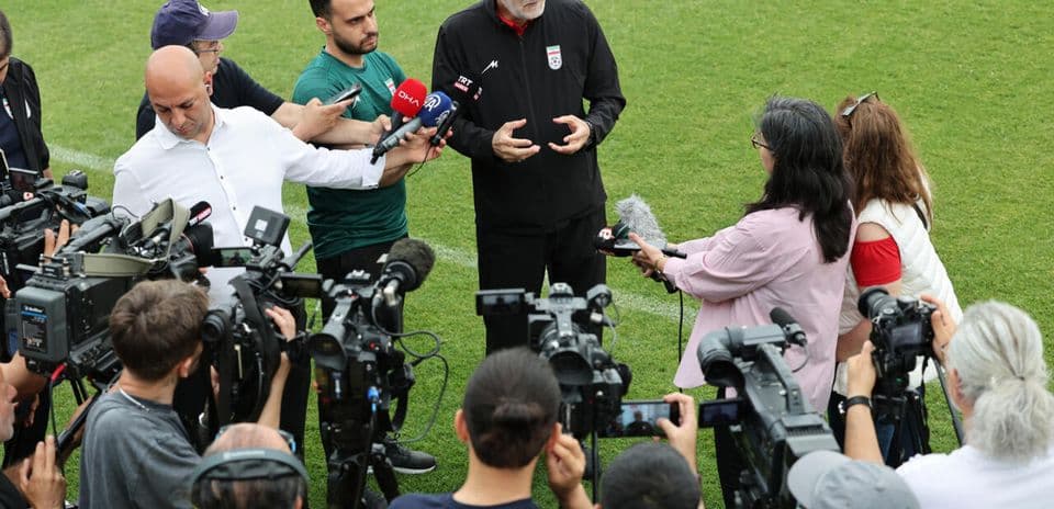 Entrenador hablando con periodistas en conferencia de prensa Entrenador hablando con periodistas en conferencia de prensa