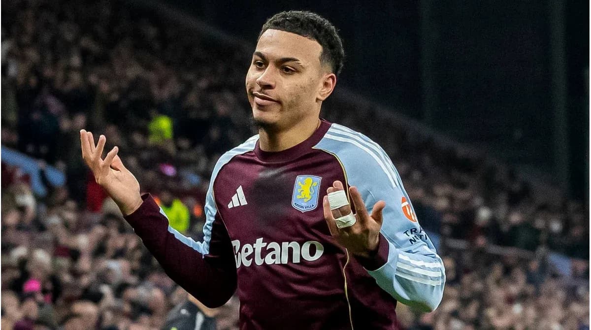Jugador de Aston Villa gesticulando en el campo Jugador de Aston Villa gesticulando en el campo